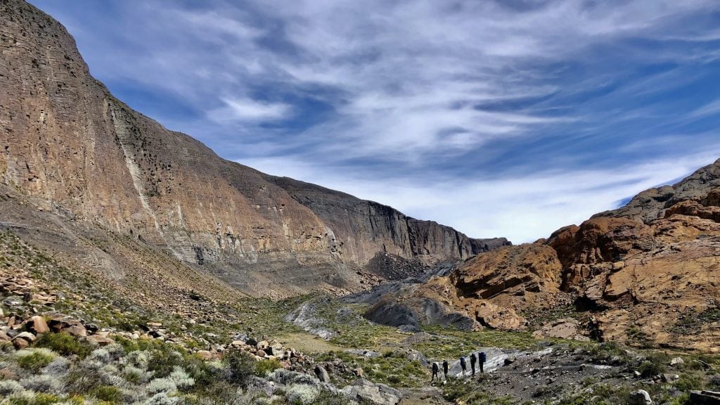 Trekkers in the Fossil Canyon in Los glaciares